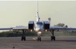 Máy bay ném bom tầm xa Nga lần đầu hạ cánh tại Syria