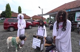 Hóa trang thành ma quỷ đứng gác chốt phòng dịch COVID-19 tại Indonesia
