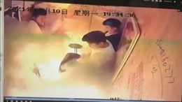 Video xe đạp điện nổ giữa thang máy kín người gây báo động an toàn