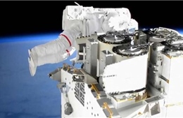 Xem phi hành gia rời khỏi trạm ISS, bay lơ lửng lắp thiết bị mới