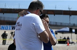 Mỹ-Mexico mở biên giới tạm thời, các gia đình vượt hàng trăm km để gặp nhau 3 phút