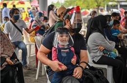 Malaysia ưu tiên tiêm vaccine COVID-19 cho trẻ em bị bệnh mãn tính