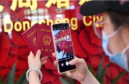 Các cặp đôi đổ xô đăng ký kết hôn vào ngày ‘thiên niên kỷ’ của Đảng Cộng sản Trung Quốc