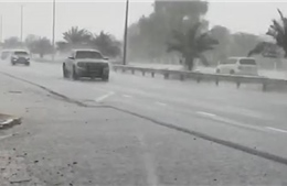 Video Dubai tự tạo mưa gió xối xả giữa nắng hạn 50 độ C