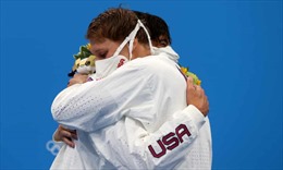 Khuyến cáo vận động viên Olympic không ôm nhau trên bục nhận huy chương