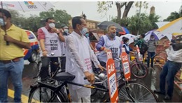 Các nghị sĩ Ấn Độ đạp xe đến Quốc hội để phản đối giá nhiên liệu cao
