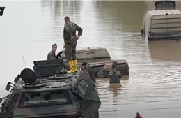 Video binh sĩ Đức lái xe thiết giáp vào vùng lũ, lội tìm nạn nhân mất tích