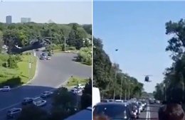 Video trực thăng quân sự Mỹ hạ cánh khẩn giữa đường giao thông 