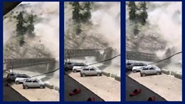 Khoảnh khắc lở đá kinh hoàng đè trúng xe ô tô, làm sập cầu ở Ấn Độ