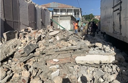 Hình ảnh nhà cửa đổ sập, khung cảnh hỗn loạn bao trùm Haiti sau trận động đất độ lớn 7,2 