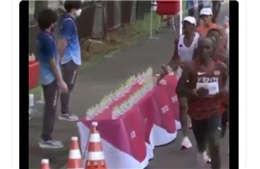 Video vận động viên Pháp hất đổ nước khi chạy marathon tại Olympic gây phẫn nộ