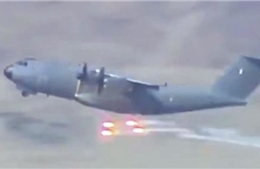 Máy bay giải cứu thả pháo sáng, đáp chúi mũi vì lo IS tấn công tại Kabul