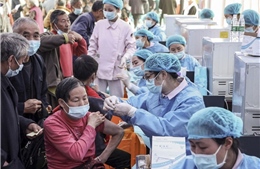 Trung Quốc cân nhắc tiêm mũi vaccine COVID-19 thứ ba cho nhóm dễ tổn thương