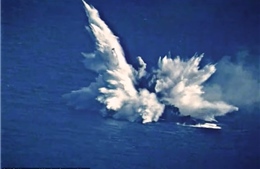 Khoảnh khắc chiếm hạm cũ của Mỹ bị phóng ngư lôi nổ tung