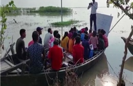 Lũ dâng ngập trường học, giáo viên mở lớp ngay trên thuyền ở Ấn Độ