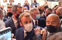 Đi giữa đám đông, Tổng thống Pháp bị ném vật thể vào người