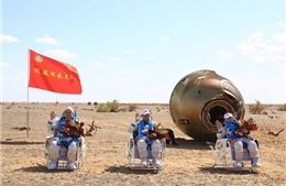 Video các phi hành gia Trung Quốc an toàn trở về Trái Đất sau 90 ngày trên trạm Thiên Cung