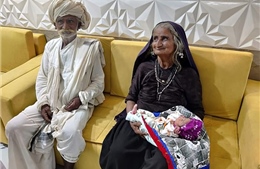 Bà cụ 70 tuổi sinh con đầu lòng với chồng 75 tuổi