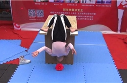 Bé gái Trung Quốc lập ba kỷ lục thế giới về võ nhu thuật trong một ngày