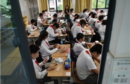 Chính phủ cấm dạy thêm, phụ huynh Trung Quốc tìm đến ‘chợ đen’ để cứu điểm cho con