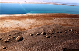 Giải mã hiện tượng hàng ngàn hố sụt xuất hiện quanh Biển Chết