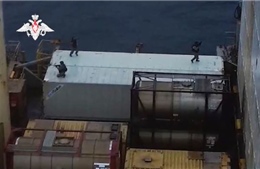 Video đội chống khủng bố Nga đột kích tàu container bị cướp biển tấn công