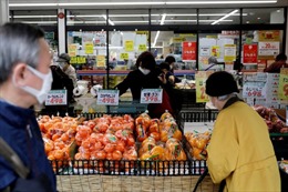Lạm phát kéo dài, người Nhật trồng rau, giảm uống rượu
