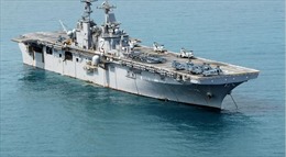 Trực thăng Iran lượn vòng canh chừng tàu chiến Mỹ ở Vịnh Ba Tư
