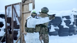 Mãn nhãn cảnh Hải quân đánh bộ Nga luyện bắn súng giữa trời băng giá 