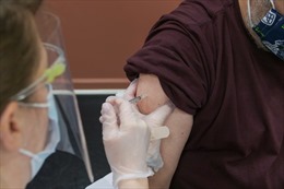 Người đàn ông đeo tay giả đi tiêm vaccine COVID-19 để lấy giấy chứng nhận