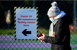 Xét nghiệm nhanh COVID-19 diện rộng, thành phố ở Anh giảm 1/3 ca nằm viện