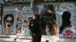 Phụ nữ Afghanistan bị cấm đi xa nhà nếu không có nam giới đi cùng