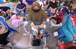 Lễ rửa chân báo hiếu mẹ ở Indonesia