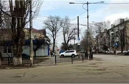 Đường phố Đông Ukraine vắng bóng người, loa phóng thanh chỉ dẫn nơi trú ẩn