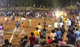 Khoảnh khắc sập khán đài bóng đá khiến 200 người bị thương ở Ấn Độ