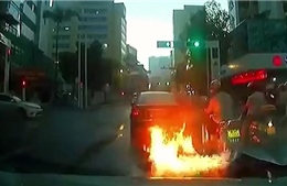 Video ô tô bị rò két xăng, &#39;vẽ&#39; vệt lửa dọc phố