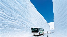 Choáng ngợp &#39;tường thành&#39; tuyết trắng khổng lồ ở Nhật Bản