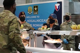 Đệ nhất Phu nhân Mỹ phục vụ bữa tối cho quân nhân ở Romania