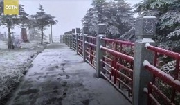 Cảnh tượng tuyết rơi mùa hè hiếm thấy ở Trung Quốc