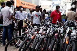 Người dân Sri Lanka bỏ xó ô tô, chuyển sang đi xe đạp