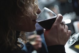 Uống rượu một mình làm tăng nguy cơ mắc chứng nghiện rượu ở tuổi 30