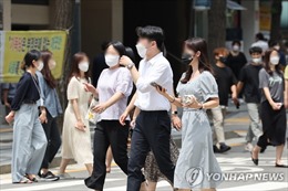 Hàn Quốc dỡ bỏ quy định đeo khẩu trang ngoài trời phòng COVID-19