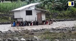 Cảnh tượng dân làng nỗ lực khênh nhà chạy nước lũ ở Philippines