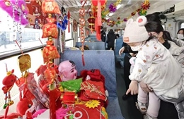 Trung Quốc: Tàu hỏa chở khách hóa phiên chợ Xuân tấp nập