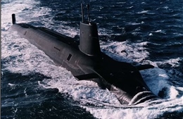 Lò phản ứng của tàu ngầm hạt nhân Anh bị gắn lại bằng keo dán
