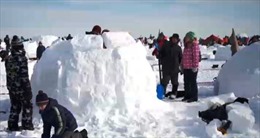 Độc đáo lễ hội xây nhà tuyết tại Nga
