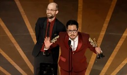 Daniel Kwan và Daniel Scheinert nhận tượng vàng Oscar Đạo diễn xuất sắc nhất