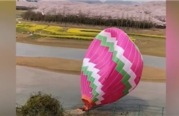 Khí cầu chở 7 người ngắm cảnh bị gió cuốn rơi xuống hồ nước ở Trung Quốc