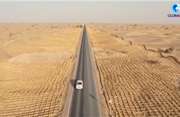 Xem công nhân &#39;trồng&#39; cỏ khô bảo vệ tuyến đường nằm giữa sa mạc lớn nhất Trung Quốc
