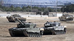 Vì sao xe tăng của phương Tây phải chờ hàng tháng mới &#39;xông pha&#39; chiến trường Ukraine?
